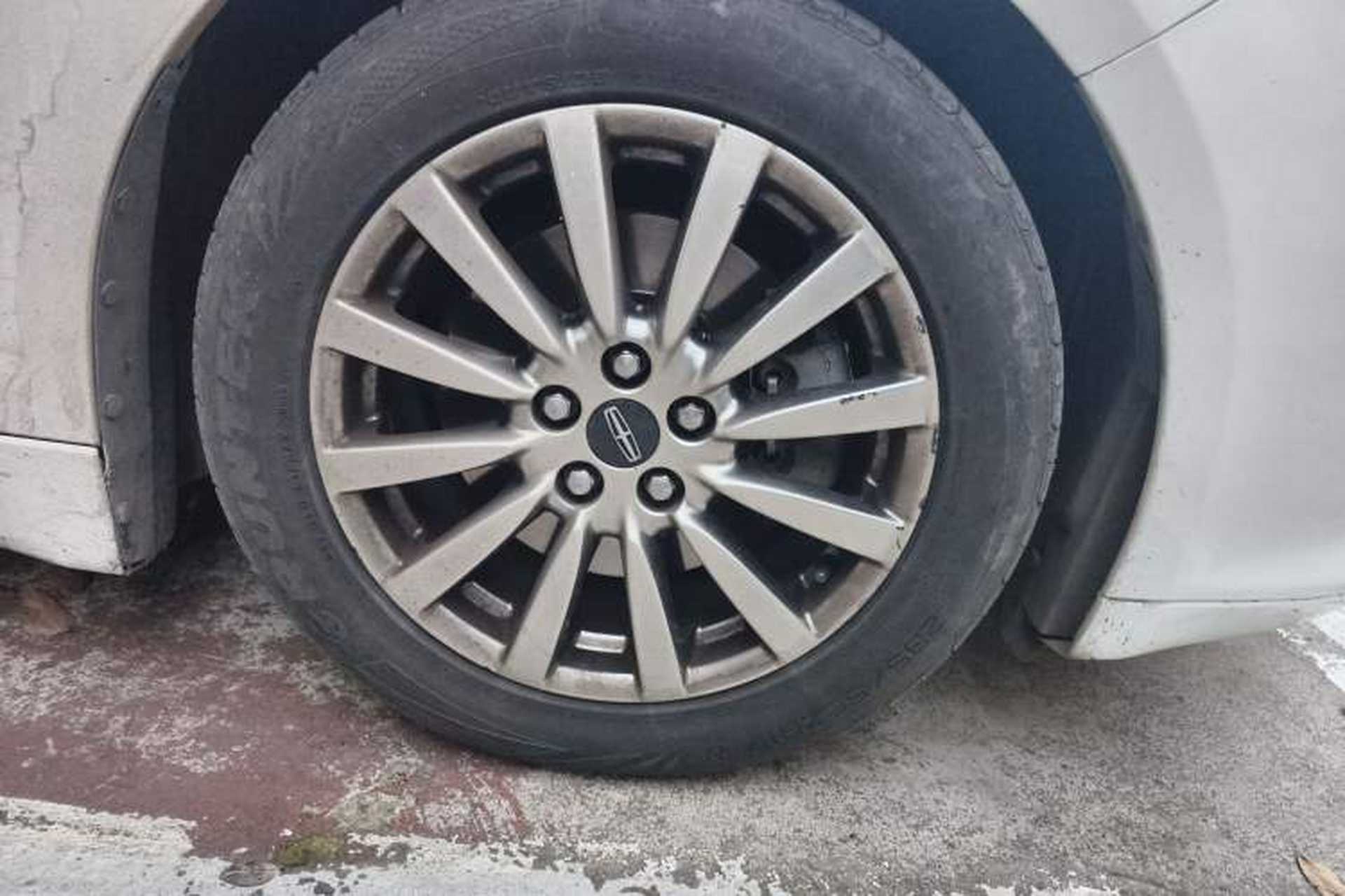 Used Lincoln MKZ 2017 2.0T Luxury Edition Right Front Wheel Hub