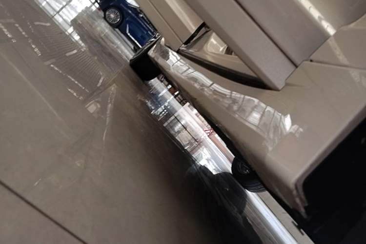 Used Lincoln MKZ 2017 2.0T Luxury Edition Right Side Sill