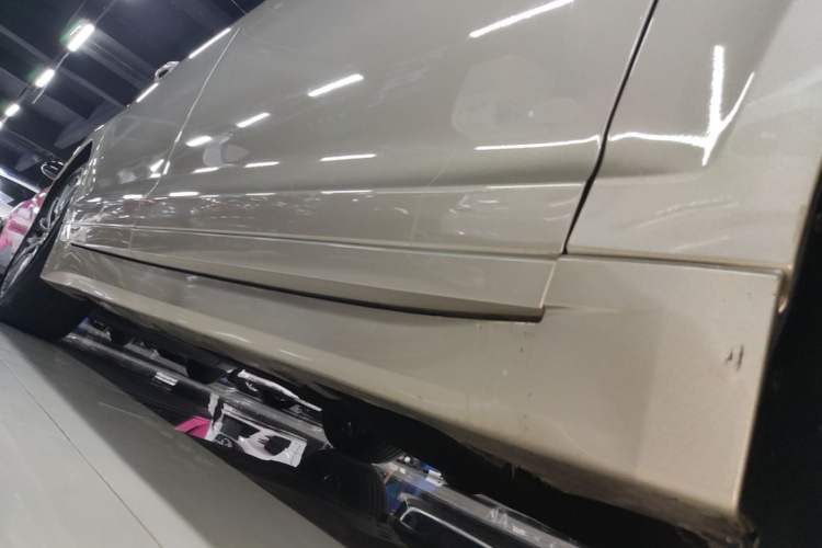 Used Lincoln MKZ 2017 2.0T Luxury Edition Right Side Sill