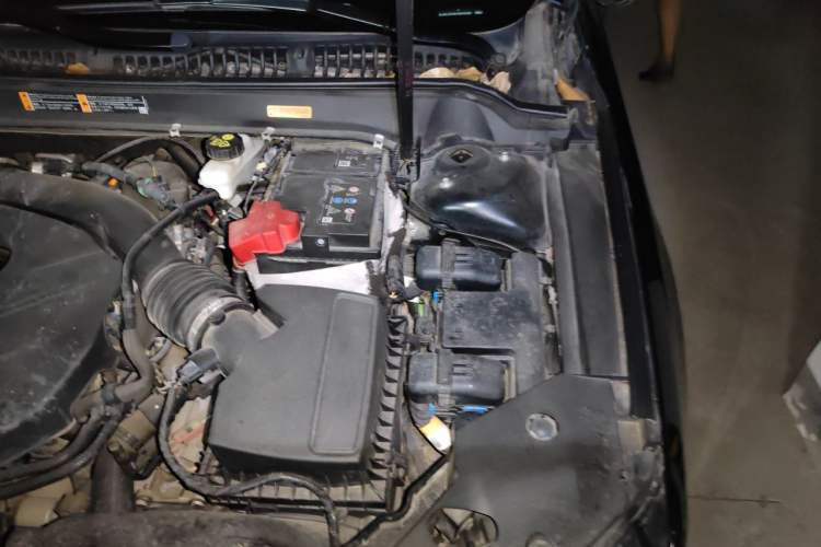 Used Lincoln MKZ 2018 2.0T Premium Edition Engine Bay Left
