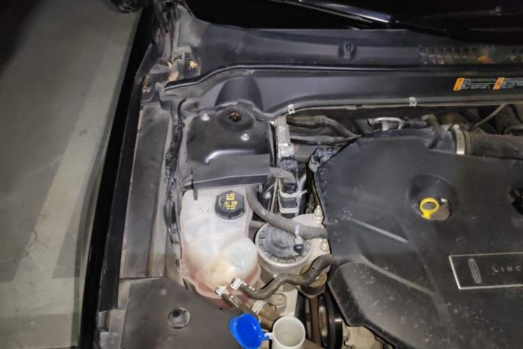 Used Lincoln MKZ 2018 2.0T Premium Edition Engine Bay Right