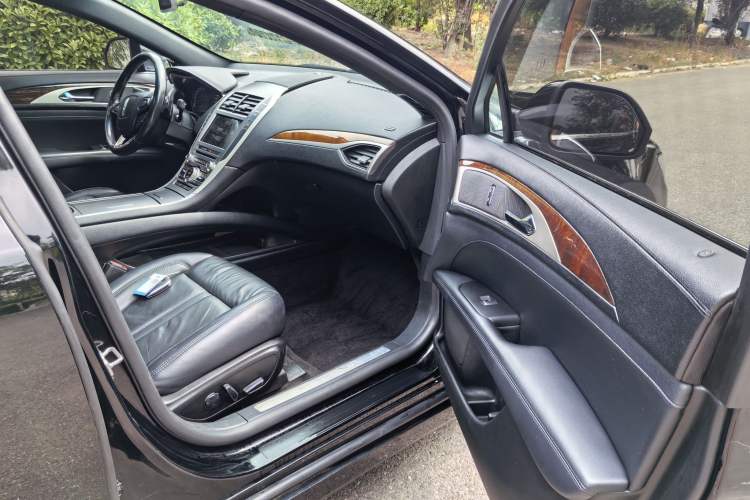 Used Lincoln MKZ 2018 2.0T Premium Edition Interior 8