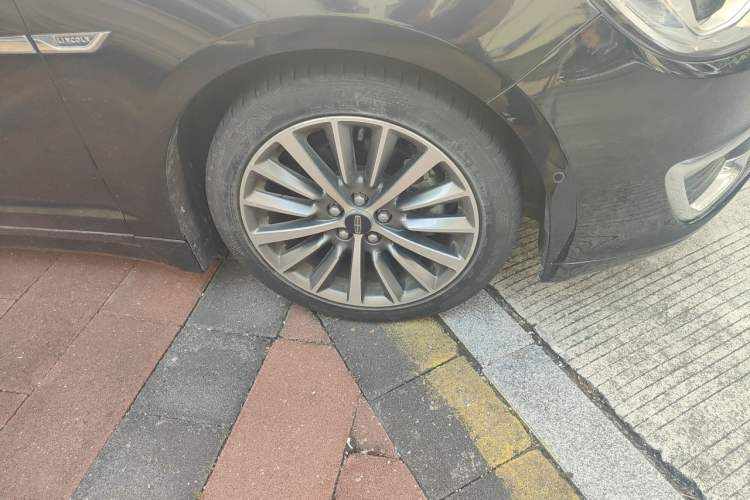 Used Lincoln MKZ 2018 2.0T Luxury Edition Right Front Wheel Hub