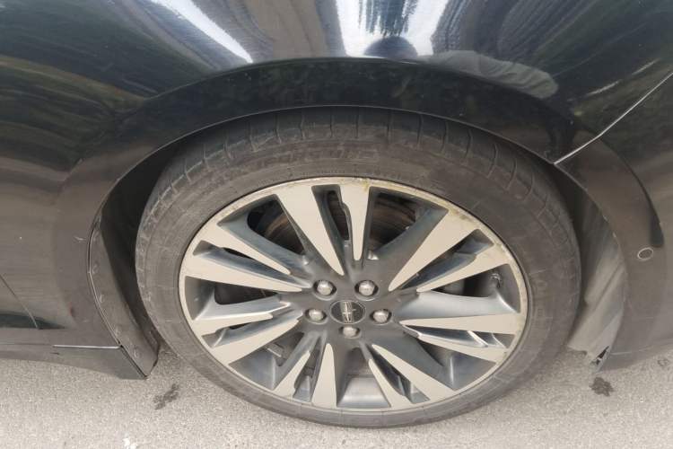 Used Lincoln MKZ 2018 2.0H Hybrid Luxury Edition Right Front Wheel Hub