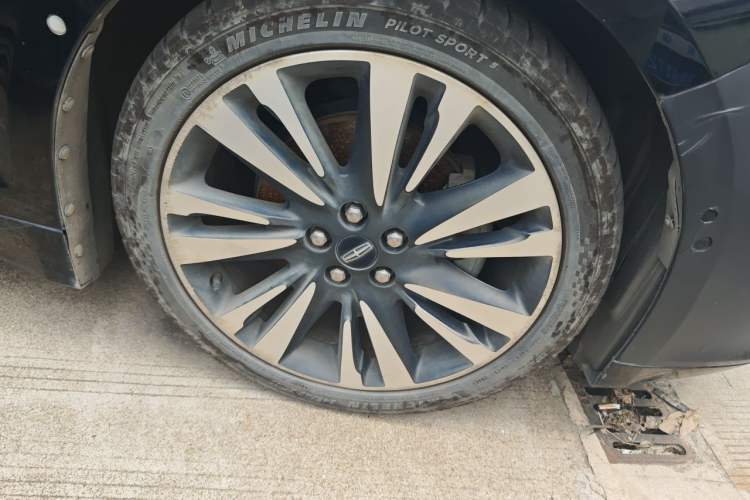 Used Lincoln MKZ 2018 2.0T Prestige Edition Right Front Wheel Hub