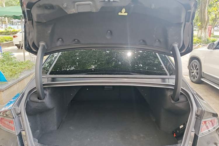 Used Lincoln MKZ 2018 2.0T Luxury Edition Trunk