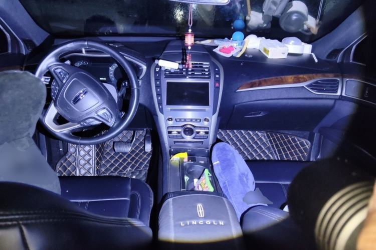 Used Lincoln MKZ 2018 2.0T Premium Edition Center Console