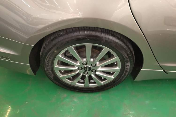 Used Lincoln MKZ 2018 2.0T Premium Edition Right Rear Wheel Hub