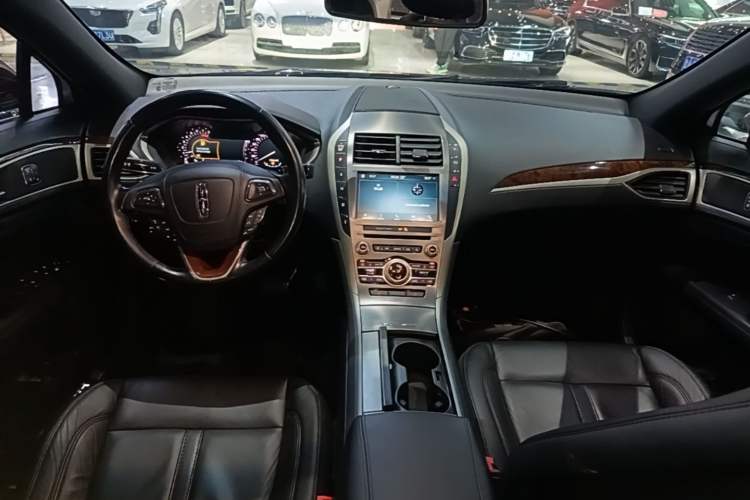 Used Lincoln MKZ 2018 2.0T Premium Edition Center Console