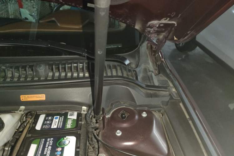 Used Lincoln MKZ 2018 2.0T Premium Edition Engine Bay Left
