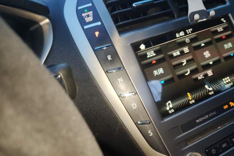 Used Lincoln MKZ 2018 2.0T Premium Edition Gear Lever