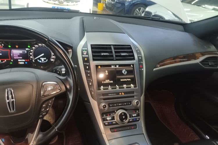 Used Lincoln MKZ 2018 2.0T Premium Edition Center Console