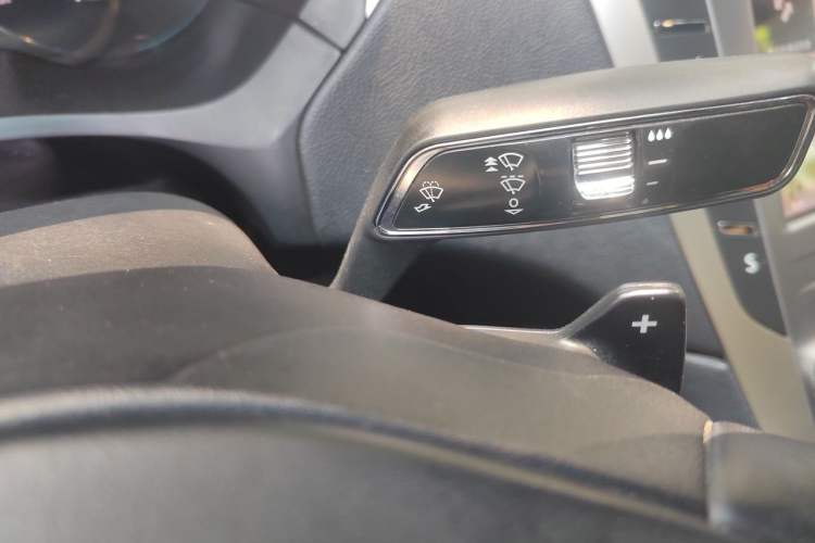 Used Lincoln MKZ 2018 2.0T Premium Edition Gear Lever