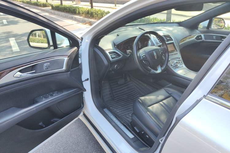 Used Lincoln MKZ 2018 2.0T Premium Edition Interior 2