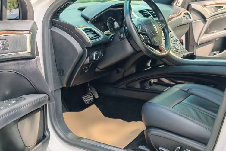 Used Lincoln MKZ 2018 2.0T Premium Edition Interior 3