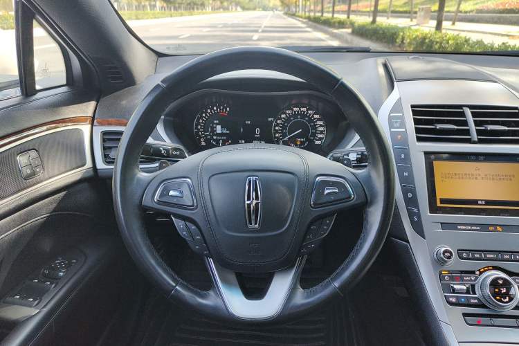 Used Lincoln MKZ 2018 2.0T Premium Edition Interior 4