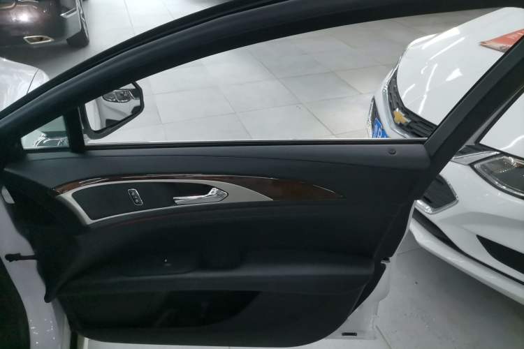 Used Lincoln MKZ 2018 2.0T Premium Edition Interior 4