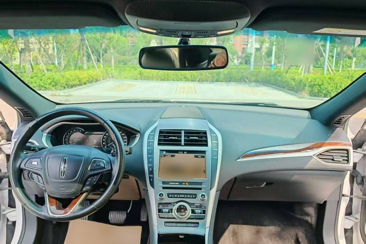 Used Lincoln MKZ 2018 2.0T Premium Edition Interior 4