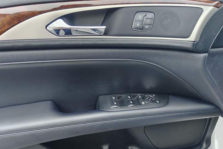Used Lincoln MKZ 2018 2.0T Premium Edition Interior 8
