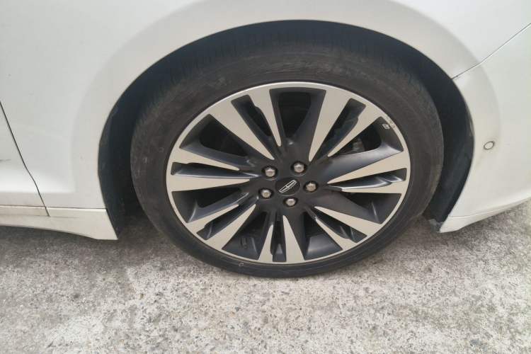 Used Lincoln MKZ 2018 2.0H Hybrid Deluxe Edition Right Front Wheel Hub