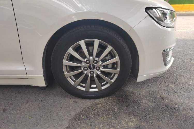 Used Lincoln MKZ 2018 2.0T Premium Edition Right Front Wheel Hub