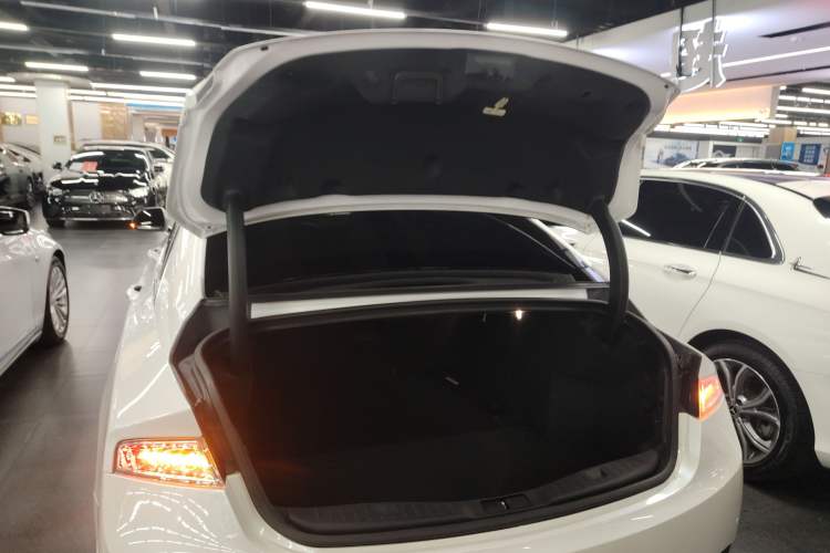 Used Lincoln MKZ 2018 2.0T Premium Edition Trunk