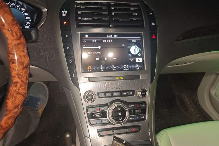 Used Lincoln MKZ 2019 2.0T Luxury Edition China VI Standard Audio And AC Panel