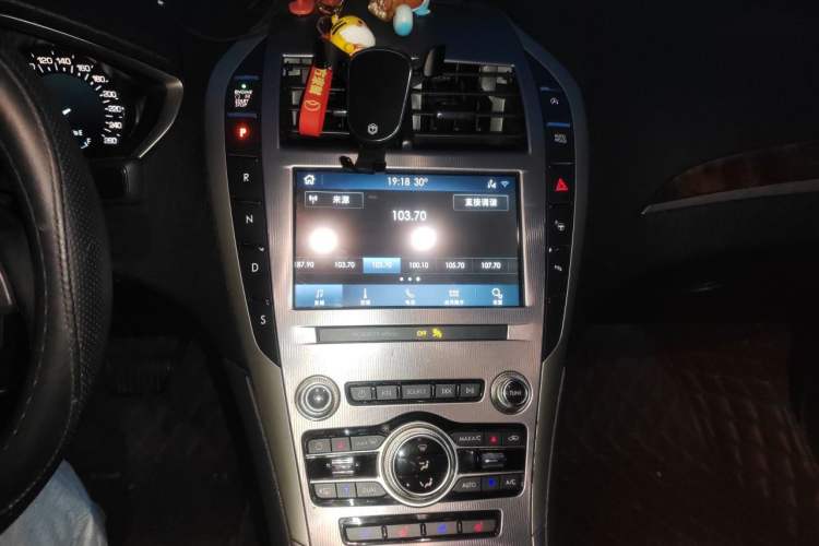Used Lincoln MKZ 2019 2.0T Luxury Edition China VI Standard Audio And AC Panel