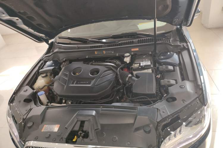 Used Lincoln MKZ 2019 2.0T Luxury Edition China VI Engine Bay