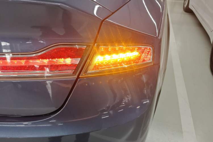 Used Lincoln MKZ 2019 2.0T Luxury Edition China VI Standard Right Rear Taillight