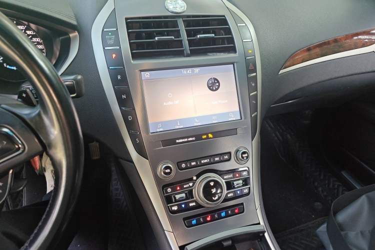 Used Lincoln MKZ 2019 2.0T Luxury Edition China VI Standard Audio And AC Panel