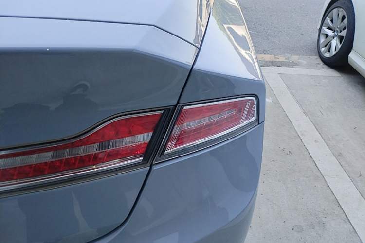 Used Lincoln MKZ 2019 2.0T Luxury Edition China VI Standard Right Rear Taillight
