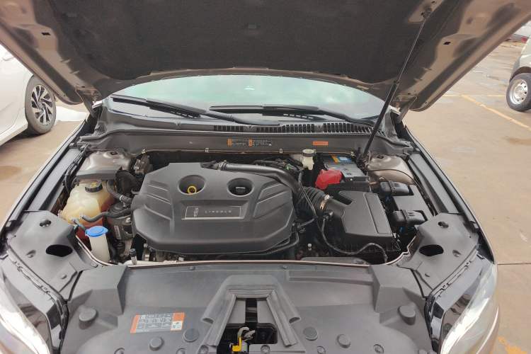 Used Lincoln MKZ 2019 2.0T Luxury Edition China VI Engine Bay