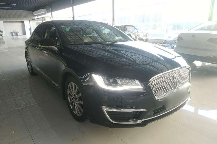 Used Lincoln MKZ 2020 2.0T Deluxe Edition Front Right 45 Deg