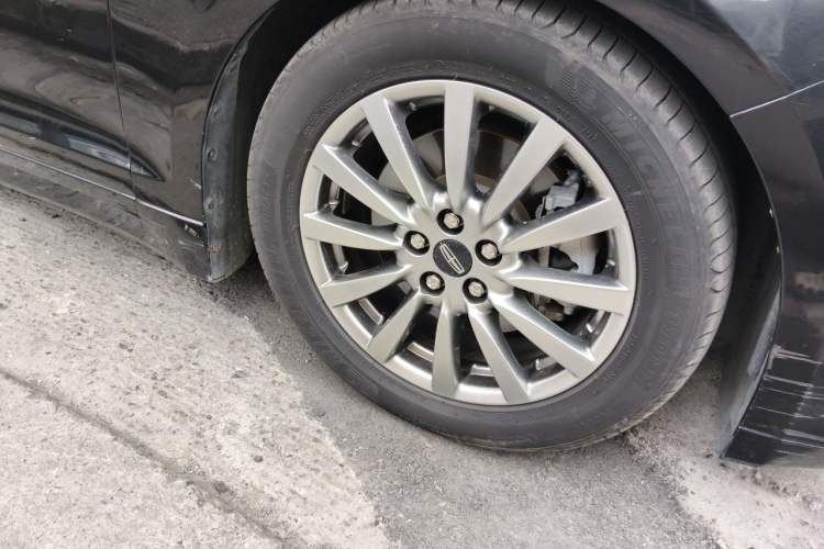 Used Lincoln MKZ 2020 2.0T Deluxe Edition Right Front Wheel Hub