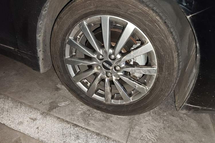 Used Lincoln MKZ 2020 2.0T Deluxe Edition Right Front Wheel Hub