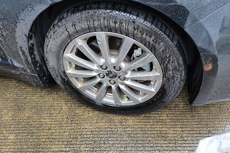Used Lincoln MKZ 2020 2.0T Deluxe Edition Right Front Wheel Hub