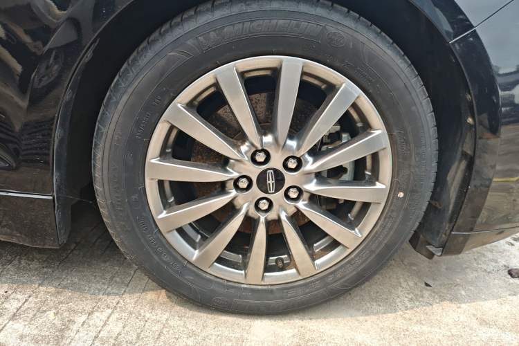 Used Lincoln MKZ 2020 2.0T Deluxe Edition Right Front Wheel Hub