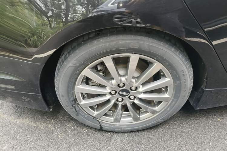 Used Lincoln MKZ 2020 2.0T Deluxe Edition Right Rear Wheel Hub