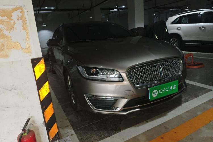 Used Lincoln MKZ 2020 2.0T Deluxe Edition Front Right 45 Deg