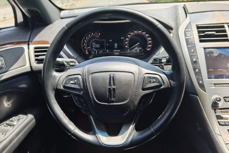 Used Lincoln MKZ 2020 2.0T Deluxe Edition Interior 3