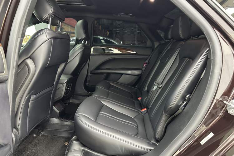 Used Lincoln MKZ 2020 2.0T Deluxe Edition Interior 3