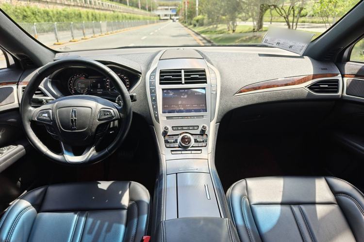 Used Lincoln MKZ 2020 2.0T Deluxe Edition Interior 4