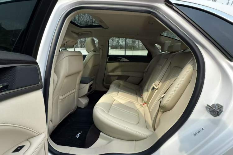 Used Lincoln MKZ 2020 2.0T Deluxe Edition Interior 3