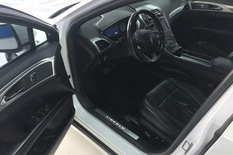 Used Lincoln MKZ 2020 2.0T MONO Limited Luxury Edition MONO WHITE Interior 3