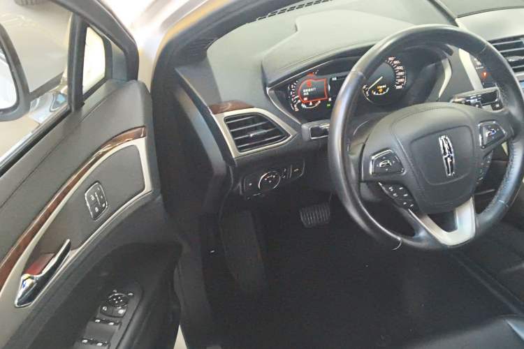 Used Lincoln MKZ 2020 2.0T Deluxe Edition Interior 3