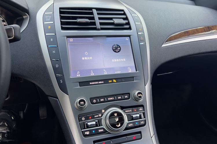 Used Lincoln MKZ 2020 2.0T Deluxe Edition Interior 4