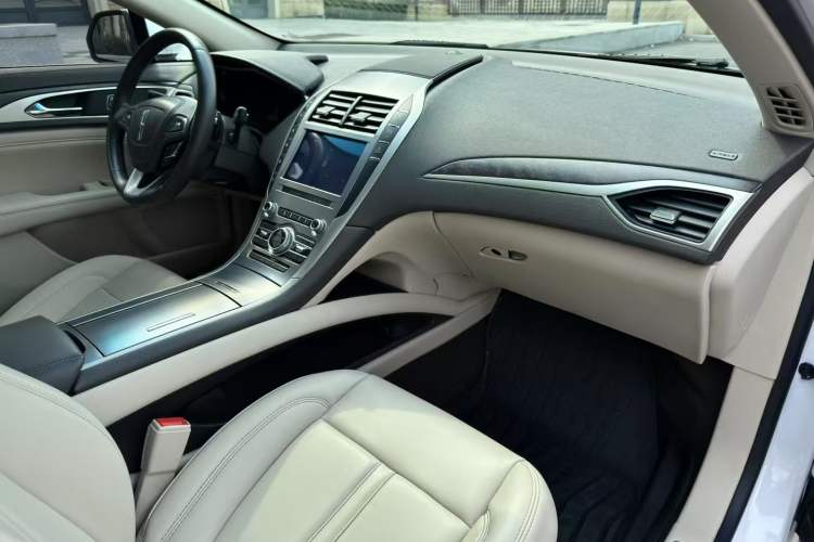Used Lincoln MKZ 2020 2.0T Deluxe Edition Interior 4