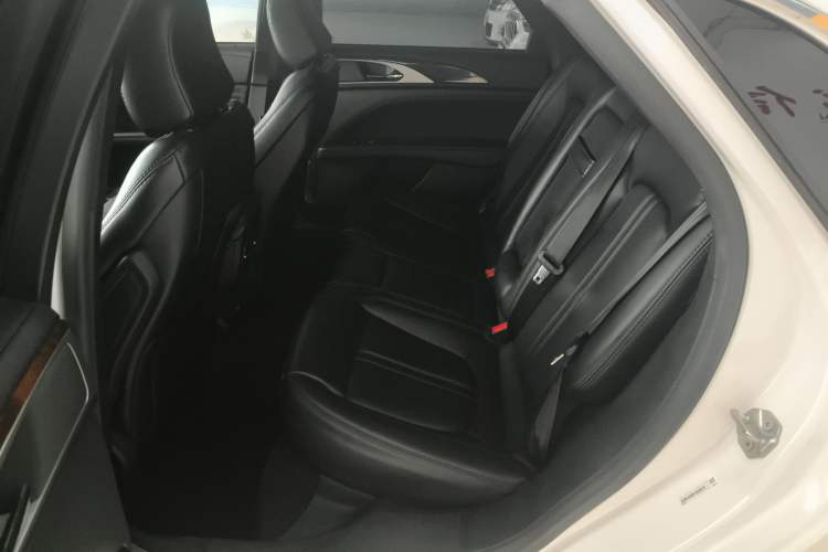 Used Lincoln MKZ 2020 2.0T Deluxe Edition Interior 4