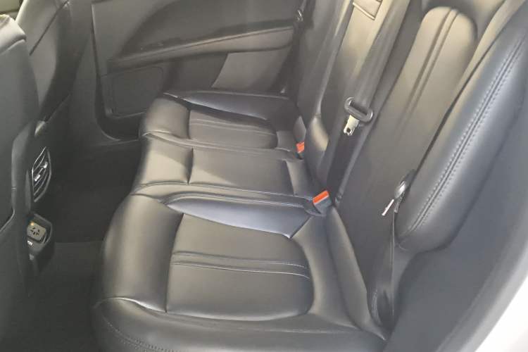 Used Lincoln MKZ 2020 2.0T Deluxe Edition Interior 4
